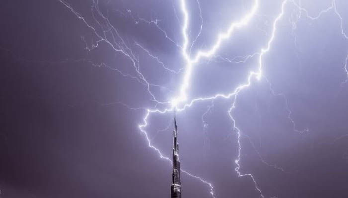 दुबई में भयानक तूफान, बुर्ज खलीफा पर गिरी बिजली, ऐसा रहा नजारा