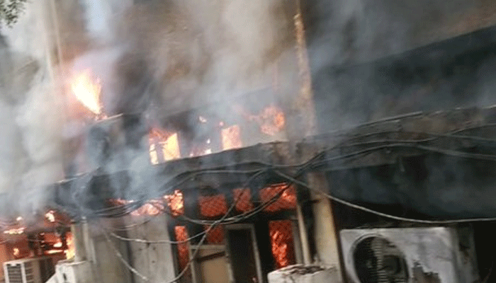 अभी-अभी दिल्ली में लगी भीषण आग: दमकल की 8 गाडियां मौके पर मौजूद