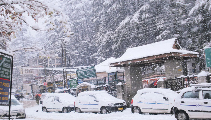 हिमाचल में बर्फबारी से यातायात बाधित, बर्फ में फंसे लोगों को निकालने में अभियान जारी
