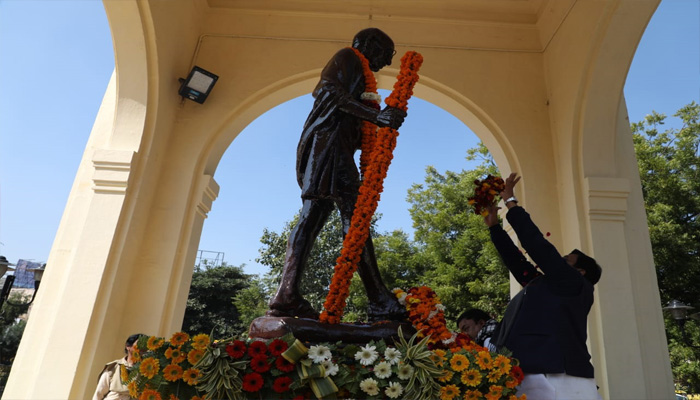 शिवपाल यादव ने अपने जन्मदिन पर गांधी प्रतिमा पर माल्यार्पण कर, गरीबों को बांटा कंबल 