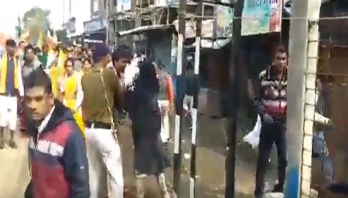 यहां BJP कार्यकर्ता ने सरेआम खींच ली महिला डेप्युटी कलेक्टर की चोटी, देखें ये Video