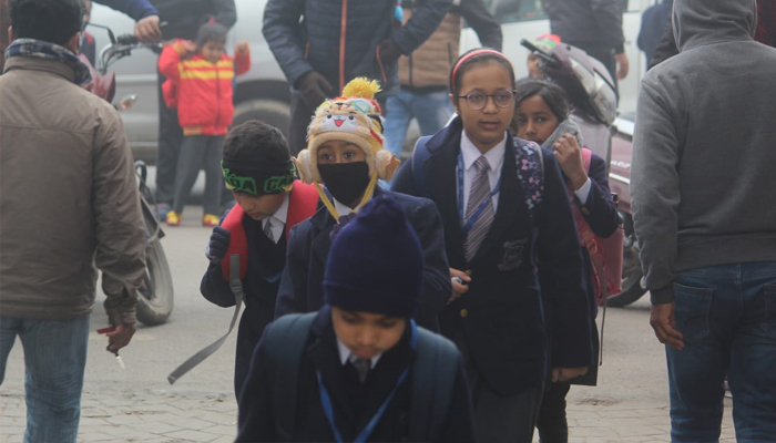 राजधानी लखनऊ जबरदस्त कोहरे की गिरफ्त में, भीषण ठंड के बीच स्कूल जाते बच्चे