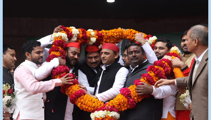 हिंदू युवा वाहिनी के नेता सुनील सिंह ने समर्थकों के साथ सपा ज्वाइन की