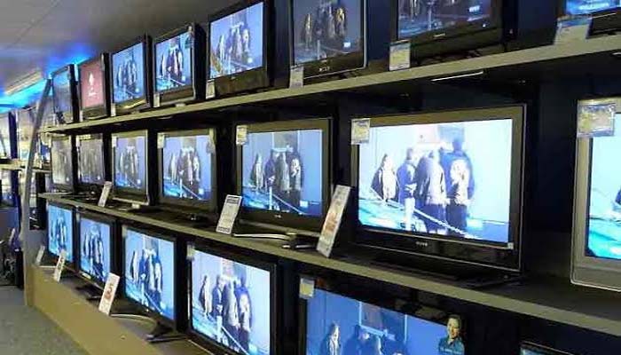 यहां 32 हजार का LED TV ढाई हजार में, भीड़ काबू करने में पुलिस के छुटे पसीने