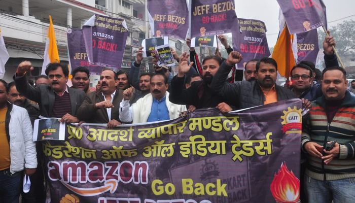 व्यापारियों ने Amazon के सीईओ जेफ बेजोस की भारत यात्रा के विरोध में प्रदर्शन किया