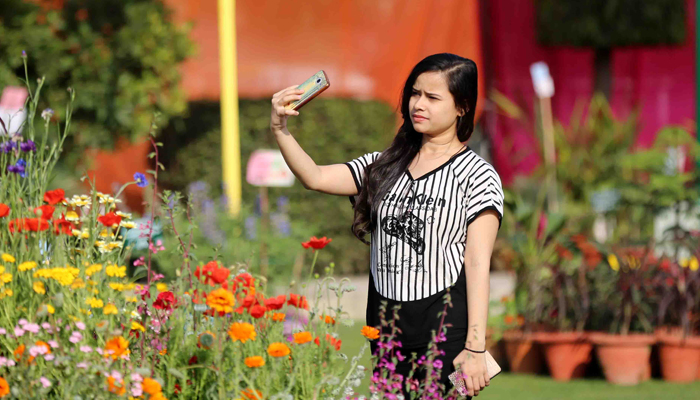 लखनऊ की फिज़ा में घुली फूलों की खुशबू, लोगों ने ली सेल्फी, देखें तस्वीरें 