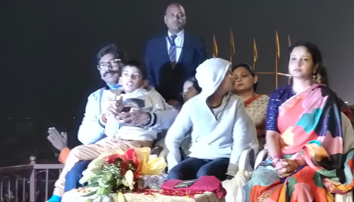 शादी की सालगिरह मनाने काशी पहुंचे झारखंड के CM, बाबा के दरबार में टेका मत्था