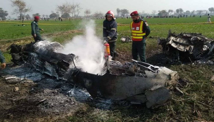 पाकिस्तान का लड़ाकू विमान हुआ क्रैश: नहीं मरा कोई, लेकिन...
