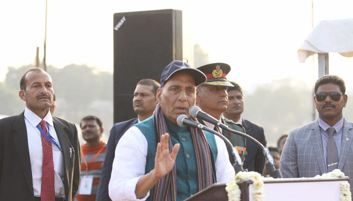 रिवर फ्रंट पर डिफेंस एक्सपो के अंतर्गत आयोजित सैन्य प्रदर्शन को देखने पहुंचे रक्षा मंत्री राजनाथ सिंह