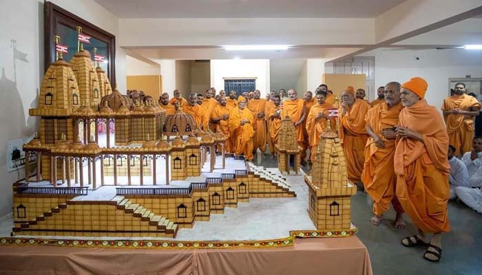 सूरत में स्वामीनारायण मंदिर, बिस्किट से सजावट