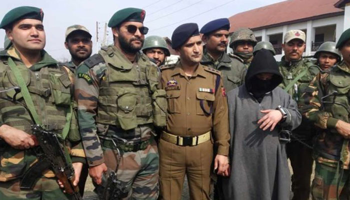 जम्मू कश्मीर में खूंखार आतंकी गिरफ्तार, सेना ने बरामद किए ये खतरनाक हथियार