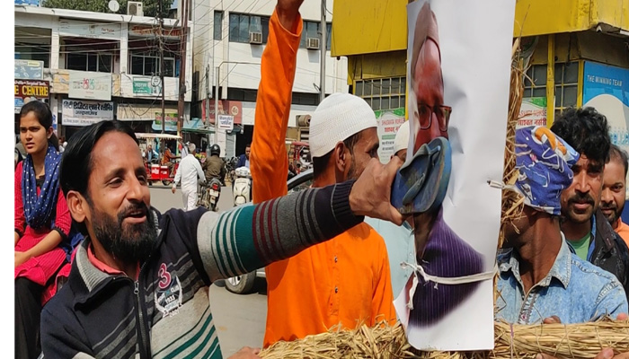 पठान और ओवैसी की चप्पलों से पिटाई: बीजेपी कार्यकर्ताओं ने किया ऐसा सुलूक