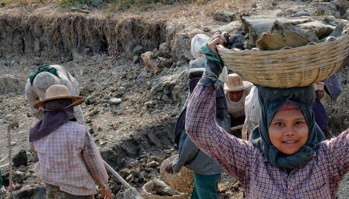 नहीं रुक रही बाल मजदूरी: मनरेगा के तहत बच्चों से कराया जा रहा काम