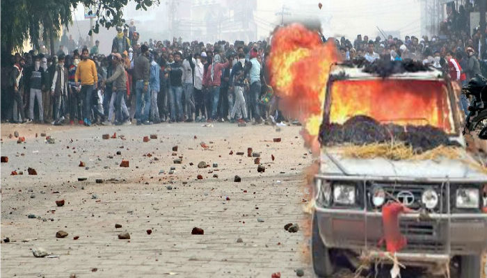 दंगाइयों में फंसा युवक: तभी अचानक पहुंची दिल्ली पुलिस और हुआ ऐसा, हो रही तारीफ