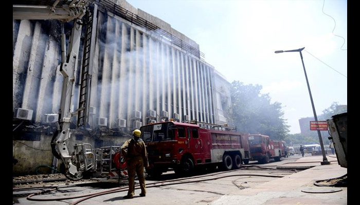 दिल्ली में लगी भयानक आग: 9 लोग झुलसे, राहत बचाओ कार्य जारी