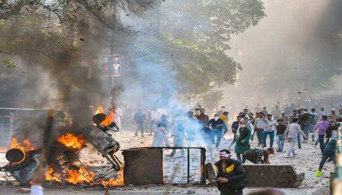 ट्रंप के आते ही जली दिल्ली: सड़कों पर उतरे उपद्रवी, गोलीबारी में एक कांस्टेबल की मौत