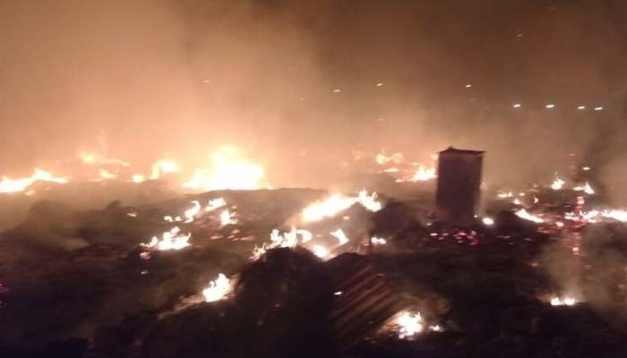 आग से दहकी दिल्ली: 100 से ज्यादा आशियाने जलकर हुए खाक, मचा हड़कंप