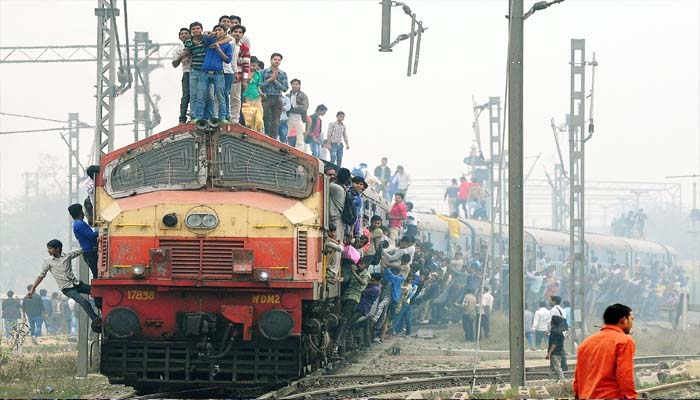 होली पर रेलवे ने दी यात्रियों को बड़ी सौगात, इन स्पेशल ट्रेनों का किया ऐलान, देखें लिस्ट