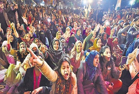 शाहीन बाग की महिलाएं: यहां कुछ ऐसा है माहौल, धारा 144 लागू फिर भी प्रदर्शन जारी