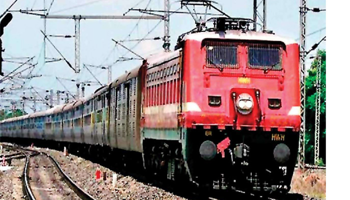 रेलवे की बड़ी लापरवाही: सावधान रहें यात्री, IRCTC दे रहा मकड़ी वाला खाना