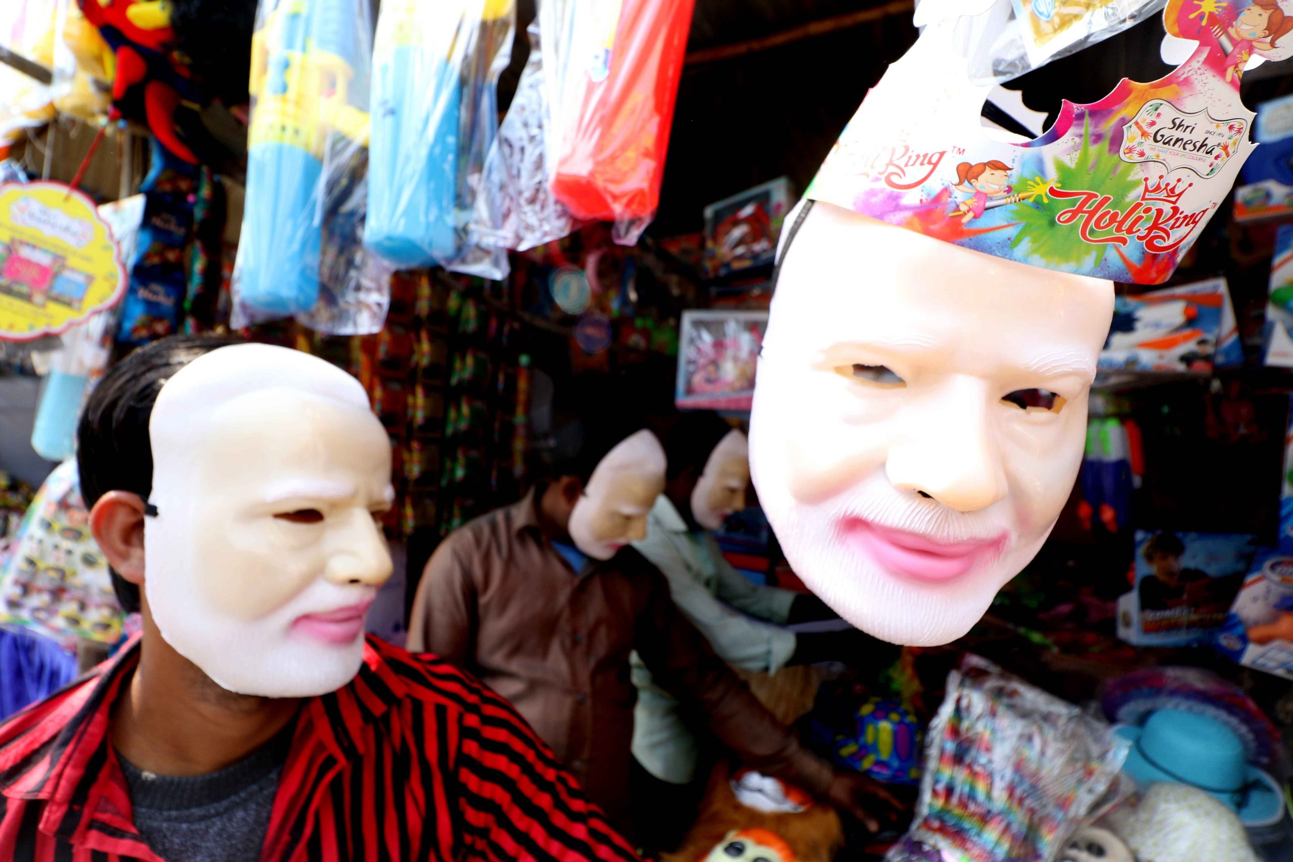 CORONA EFFECT: होली में बाजारों से गायब हुआ चीनी उत्पाद, मोदी मुखौटे की धूम