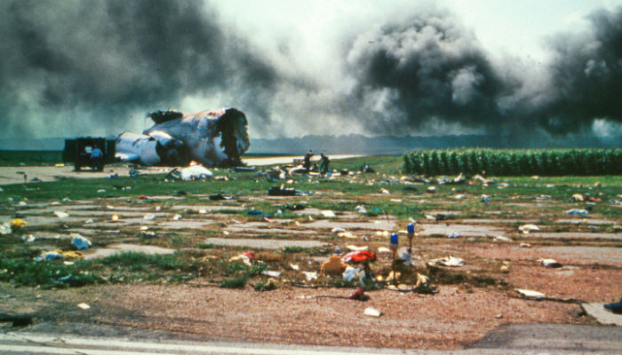 भयानक विमान हादसा: सभी यात्रियों की दर्दनाक मौत, लाशें गिन रहा देश