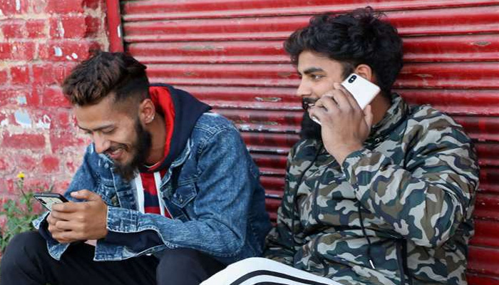 कश्मीर में 4G इंटरनेट सेवा चुपके से हुई शुरू, लोगों में मची खलबली