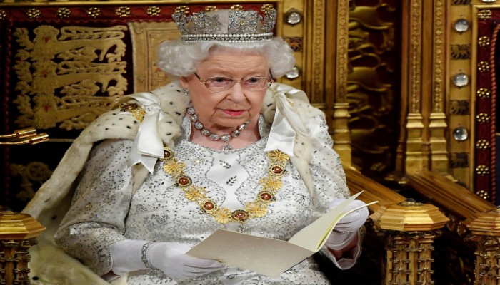 खतरे में ब्रिटेन की महारानी: राजमहल तक पहुंचा कोरोना, शाही परिवार में हड़कंप