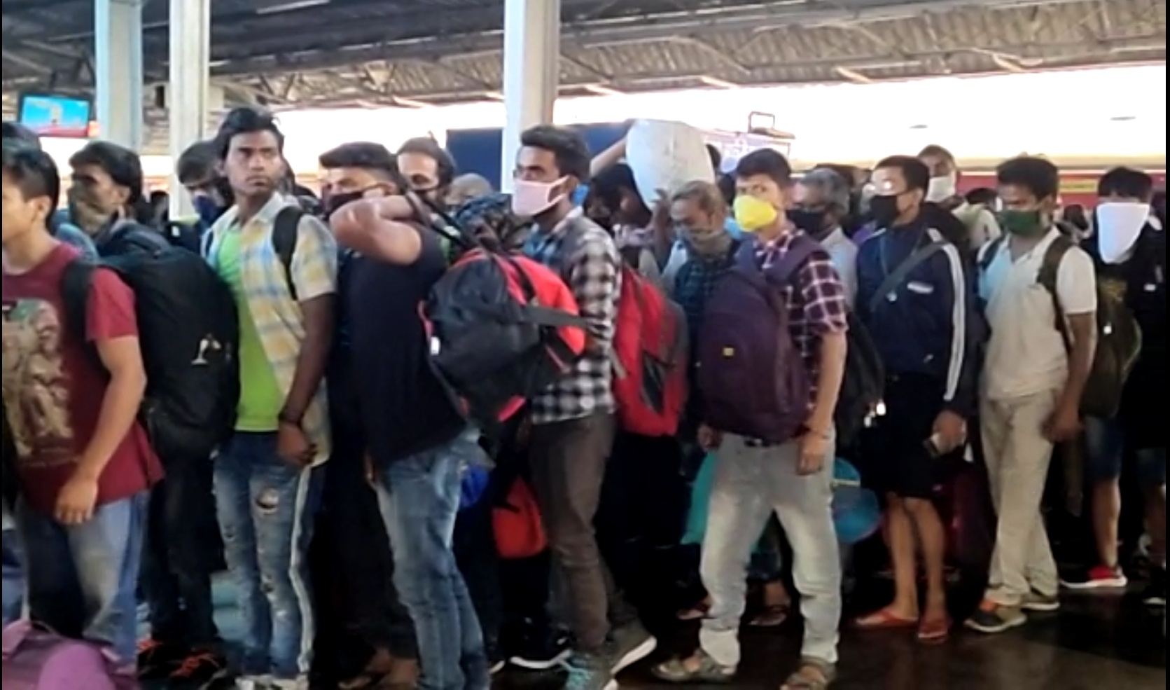 कोरोना को लेकर सख्ती, यहां रेलवे स्टेशन पर यात्रियों की करी जा रही जांच