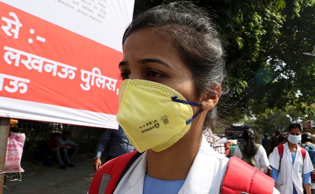 राजधानी लखनऊ में करोना वायरस के डर से लोग मास्क लगाकर घरों से बाहर निकले