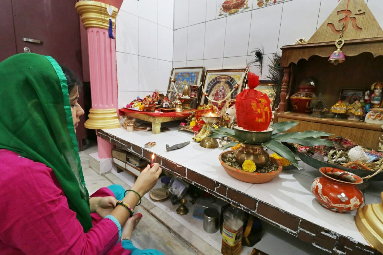 नवरात्रि के पावन अवसर पर लोगों ने घर पर कलश की स्थापना की, देखें तस्वीरें