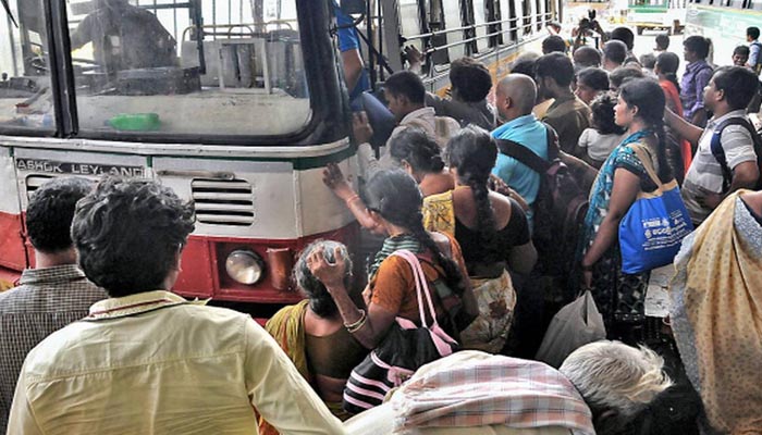 जनता कर्फ्यू: बसों को लेकर मची होड़, यात्रियों को हो रही परेशानी