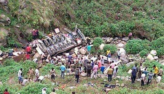 होली पर बड़ा हादसा: खाई में गिरी बस, कई यात्रियों की मौत, लाशों की गिनती जारी