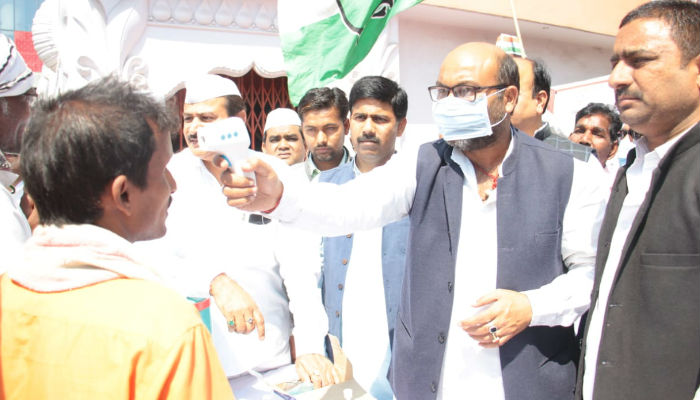 कांग्रेस नेता अजय कुमार लल्लू ने लोगों को किया कोरोना के प्रति जागरूक
