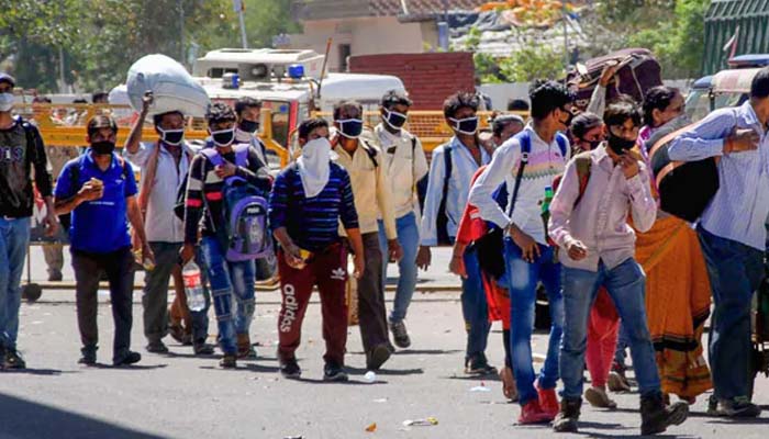 लॉकडाउन: मजदूरों के पलायन पर सरकार सख्त, इन 4 अधिकारियों पर कड़ी कार्रवाई