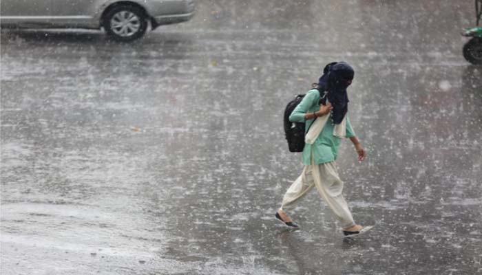 राजधानी लखनऊ में तेज बारिश के साथ गिरे ओले, देखें तस्वीरें