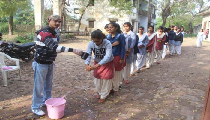 KKC कॉलेज में बच्चों ने पहले हाथ धोया फिर मास्क लगाकर परीक्षा दी, देखें तस्वीरें