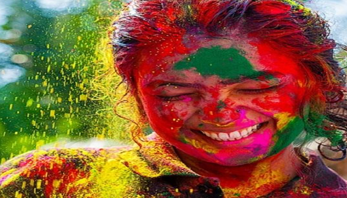 रंग-बिरंगी होली: अलग-अलग अंदाज के साथ एकता और प्रेम का भव्य उत्सव