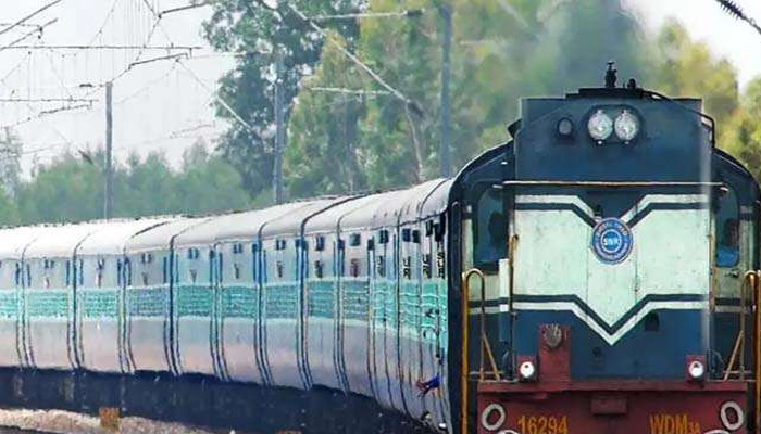 रेलवे ने किया बड़ा ऐलान: कोरोना के चलते महंगे हुए टिकट, स्टेशन पर कम हुई भीड़