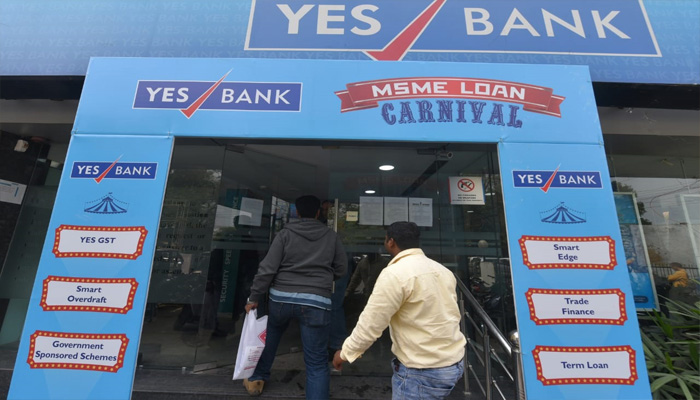 यस बैंक में अधिकतम 50 हजार रुपये निकाले जाने की सूचना मिलते ही लोग परेशान होकर पहुंचे बैंक