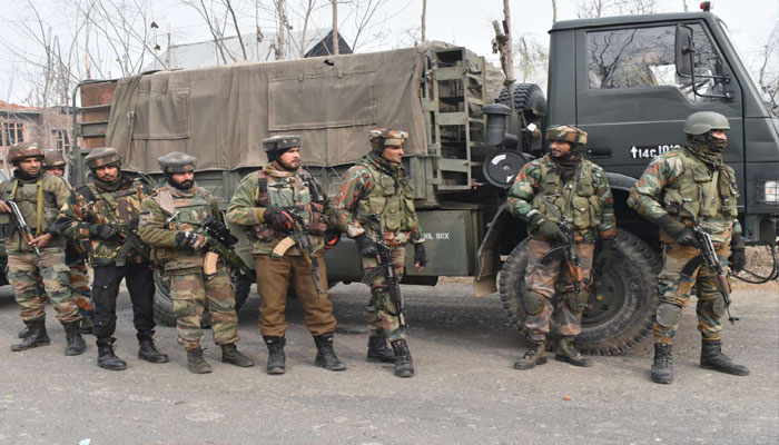 कश्मीर: आतंकियों की नापाक हरकत, पुलिसकर्मी को घर से किया अगवा