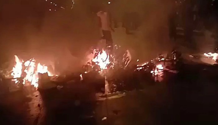 जल उठा गुजरात: लॉकडाउन से परेशान मजदूर हुए उग्र, वाहनों में लगा दी आग