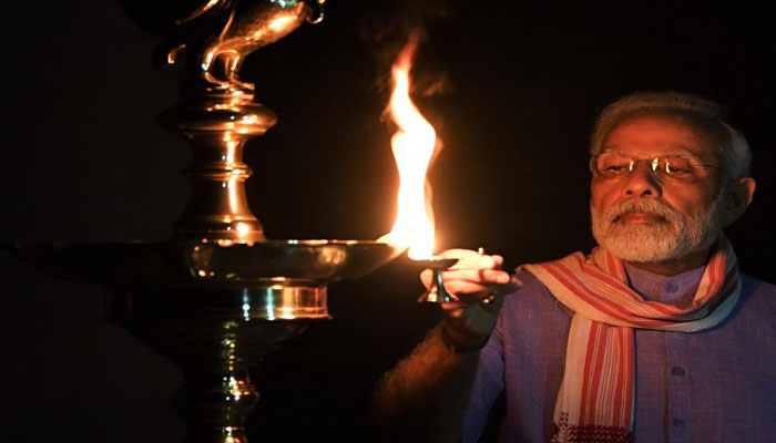 कोरोना से जंग में एकजुट हुआ देश, PM मोदी समेत इन दिग्गजों ने जलाए दीये