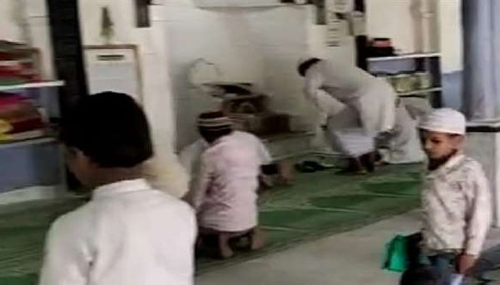 लाॅकडाउन: मस्जिद में नमाज अदा करने पर पुलिस की कड़ी कार्रवाई, 14 गिरफ्तार