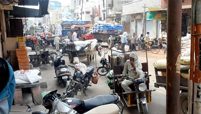 इस जिले में उड़ रहीं लॉकडाउन की धज्जियां: पहले जैसे सजते हैं बाजार, लगती है भीड़