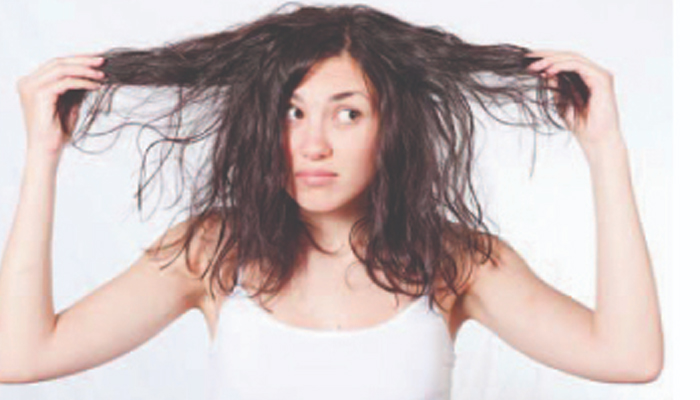 AC में रहने से बालों पर होता है खराब असर, ऐसे करें देखभाल