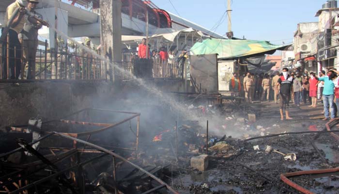 आलमबाग में एक दुकान में लगी आग को बुझाते हुए फायर ब्रिगेड के कर्मचारी, देखें तस्वीरें