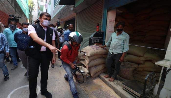 डीएम अभिषेक प्रकाश ने लालबाग खाद्यान्न आपूर्ति केंद्र का किया निरीक्षण, देखें तस्वीरें