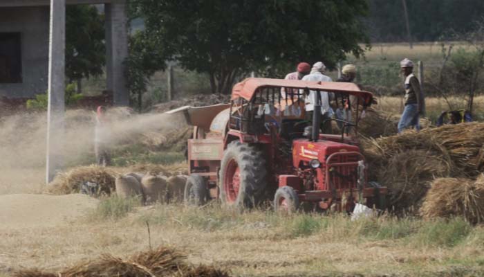 लॉकडाउन: मोहनलालगंज में अपने खेतों में फसल की कटाई और मड़ाई करते किसान, देखें तस्वीरें