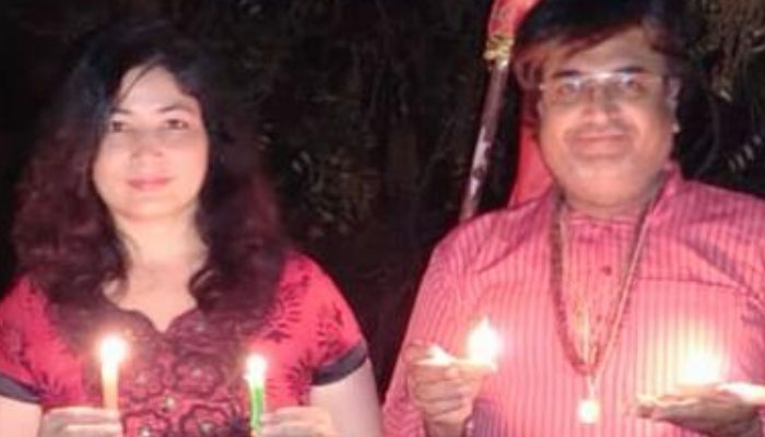 फिल्म अभिनेत्री गरिमा अग्रवाल ने अपने पूरे परिवार के साथ जलाया दीप